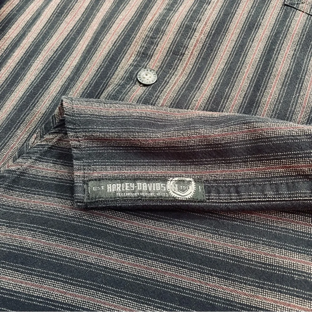 Vintage Harley-Davidson Men's Black and Red Pin‎ Striped Shirt